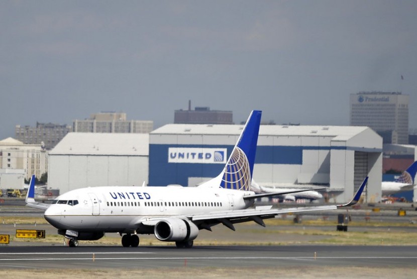 Pesawat United Airlines. Penumpang United Airlines dalam penerbangan dari Newark, New Jersey menuju San Fransisco terkejut melihat kursi penumpang penuh. Semula, mereka dikabarkan bahwa akan ada aturan social distancing di dalam pesawat.