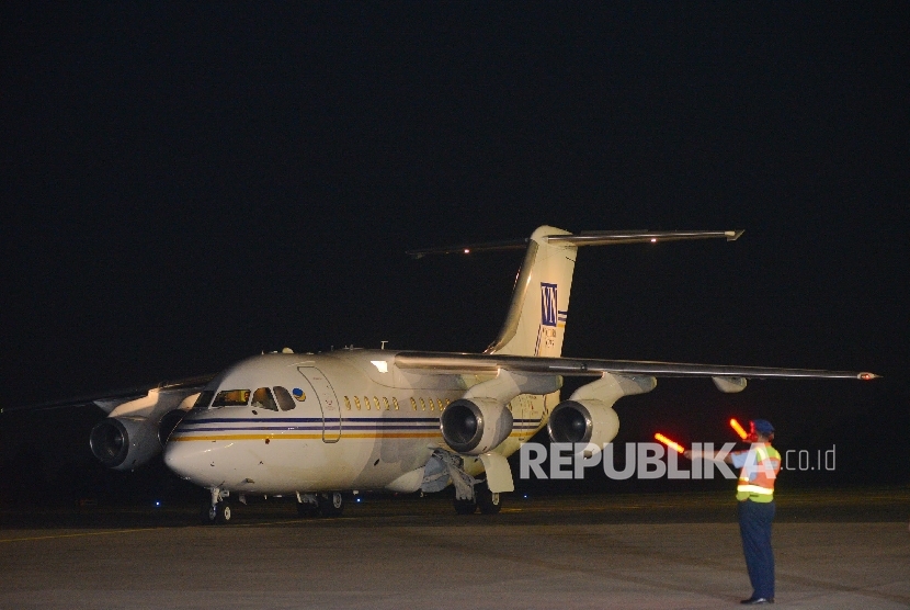 Pesawat victory News yang membawa Sepuluh orang Warga Negara Indonesia (WNI) tawanan eroris Abu Sayyaf tiba di Bandara Halim Perdana Kusuma, Jakarta Timur, Ahad (1/5) malam.