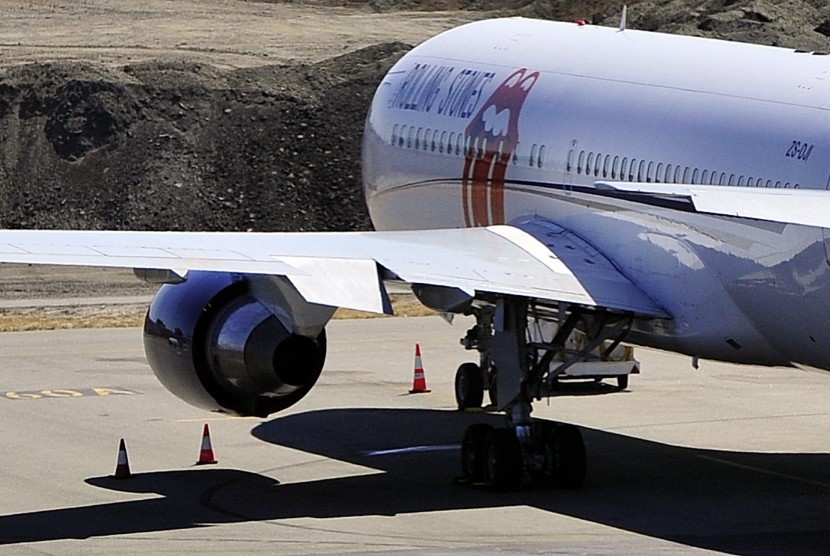 Pesawat yang membawa awak Rolling Stones masih tampak terparkir di Perth.