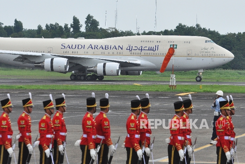 Pesawat yang mengangkut Raja Arab Saudi Salman bin Abdulaziz Al Saud mendarat di Bandara Halim Perdanakusuma, Jakarta, Rabu (1/3).