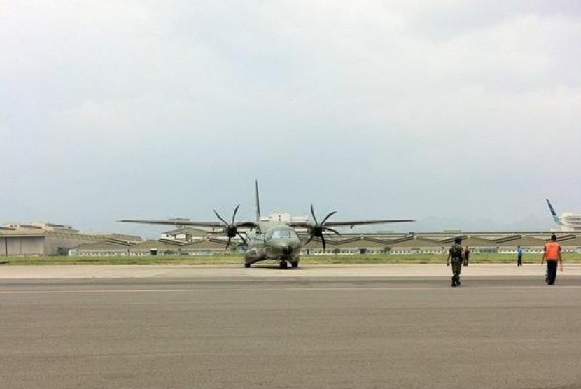Pesawat yang mengangkut rombongan pemain tiba di Bandara Husein Sastranegara.