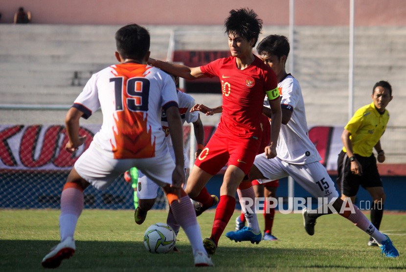 Kapten timnas Indonesia U-19 Rendy Juliansyah (kedua kanan) berebut bola dengan pemain Persibo Bojonegoro Carles Roi (kiri) pada laga uji coba di Stadion Gelora Delta Sidoarjo, Jawa Timur, Kamis (18/7).