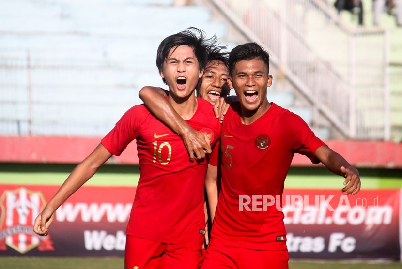 Rendy Juliansyah (kiri) saat memperkuat timnas Indonesia U-19. Rendy dipinjamkan Persik Kediri ke Persita Tangerang di kompetisi BRI Liga 1.