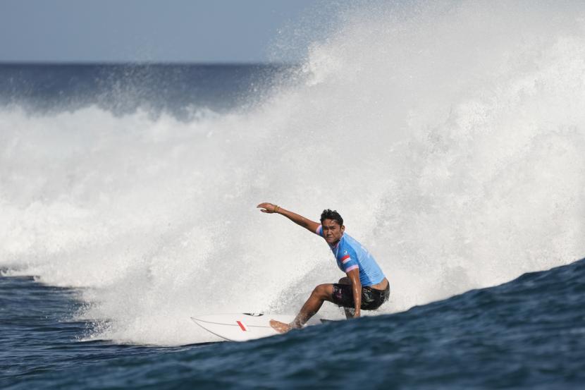 Peselancar Indonesia Rio Waida saat berkompetisi di babak kedua Olimpiade Musim Panas 2024, Ahad (28/7/2024), di Teahupo o, Tahiti. 