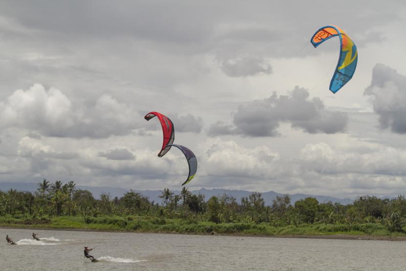 Peselancar melakukan kitesurfing di Laguna Depok, Bantul, DI Yogyakarta.