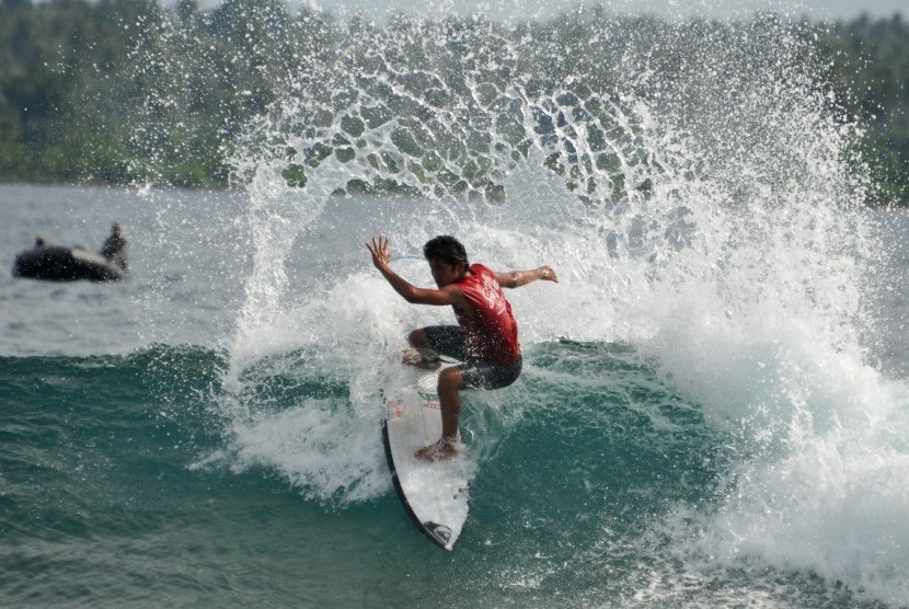 Peselancar nasional asal Bali penyandang prestasi peringkat satu Asia, Rio Waida, melakukan manuver saat mengikuti kejuaraan Aceh Surfing International Championship, di Pantai Matanurung, Pulau Simeulue, Kabupaten Simeulue, Aceh, Kamis (26/10)