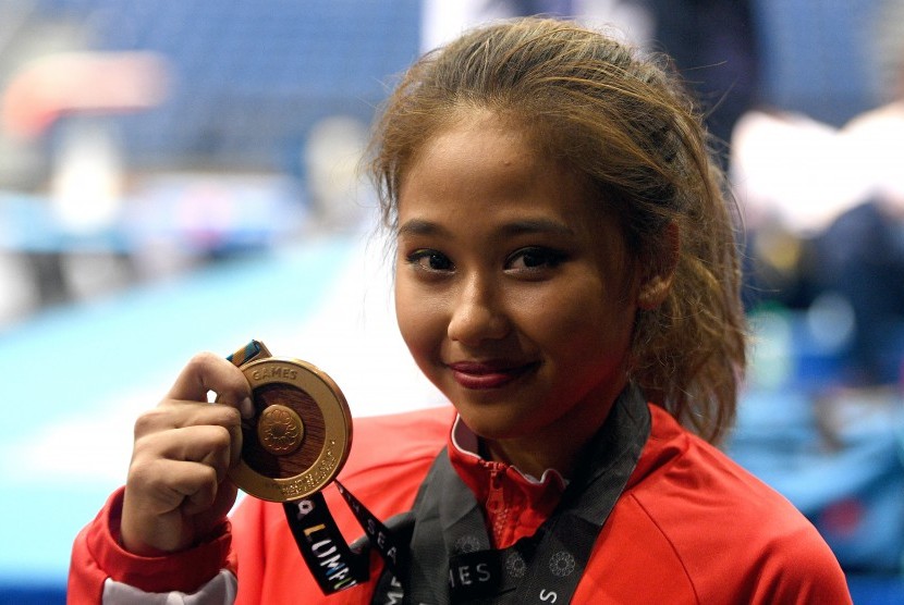Pesenam putri Indonesia Rifda Irfanaluthfi menunjukkan medali emas usai menjuarai nomor balok keseimbangan senam artistik perorangan putri SEA Games XXIX Kuala Lumpur di MiTeC, Kuala Lumpur, Malaysia, Rabu (23/8). 