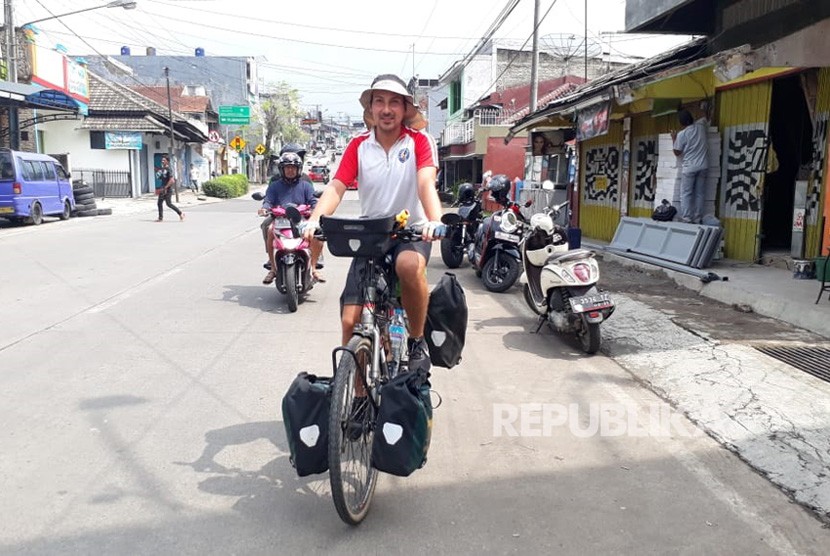 Pesepada asal Jerman Daniel Roesler (35 tahun) berkeliling dunia dengan menggunakan sepeda dan singgah di Kota Sukabumi Rabu (28/11). Hingga kini sudah sepuluh negara yang dilintasinya seperti Nepal, Malaysia, Thailand dan Indonesia.