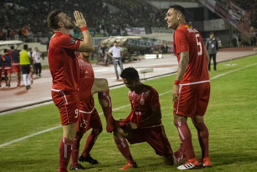 Marko Simic of Persija Jakarta (left) celebrates his goal during a match against PSMS Medan in semifinal Leg I Presidential Cup 2018 at Manahan Stadium, Solo, Central Java, Saturday (Feb 10). 