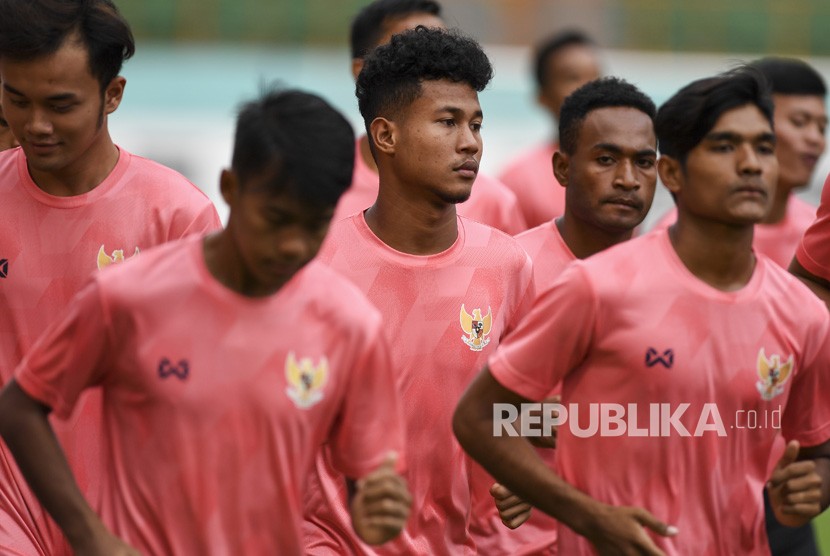 Pesepak bola Amiruddin Bagas Kaffa (tengah) mengikuti seleksi pemain Timnas Indonesia U-19 di Stadion Wibawa Mukti, Cikarang, Bekasi, Jawa Barat, Senin (13/1/2020).