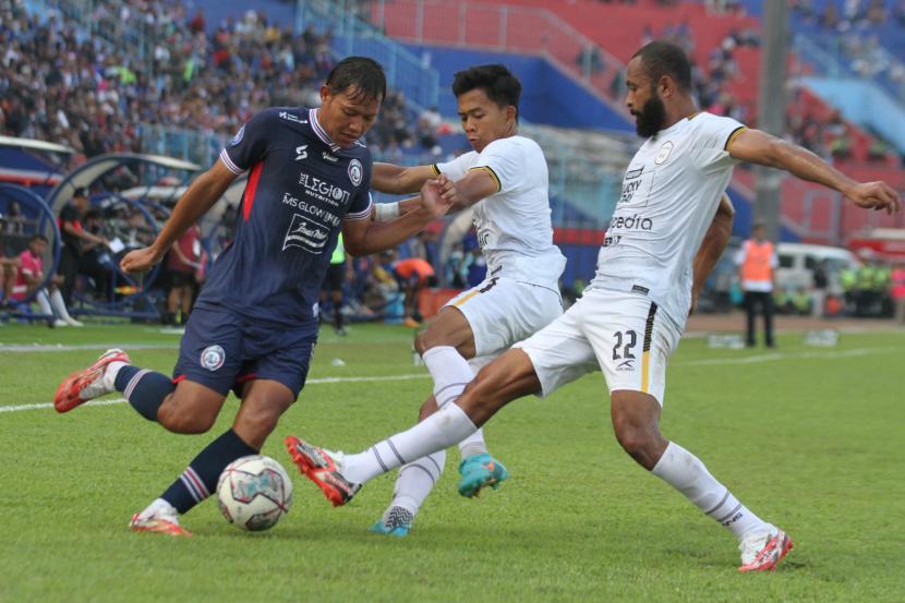 Pesepak bola Arema FC Adam Alis (kiri) berusaha melewati hadangan dua pesepak bola Rans Nusantara FC dalam pertandingan BRI Liga 1 di Stadion Kanjuruhan, Malang, Jawa Timur, Rabu (24/8/2022). Arema menang atas Rans Nusantara dengan skor akhir 4-2. 