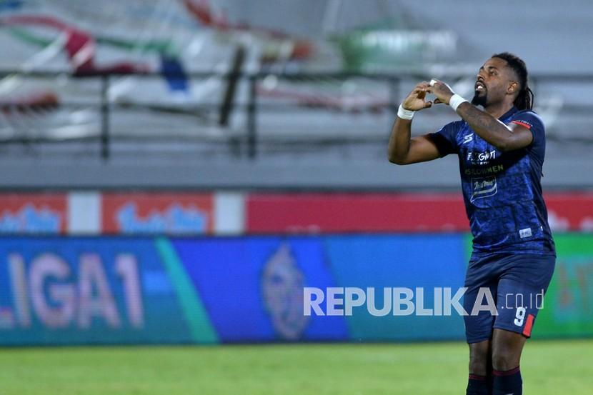 Pesepak bola Arema FC Carlos Fortes berselebrasi usai mencetak gol ke gawang Persita Tangerang dalam lanjutan Liga 1 Indonesia, Selasa (15/2/2022) malam. Arema menang 2-0 di laga tersebut.