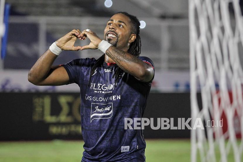 Pesepak bola Arema FC Carlos Fortes melakukan selebrasi usai mencetak gol.