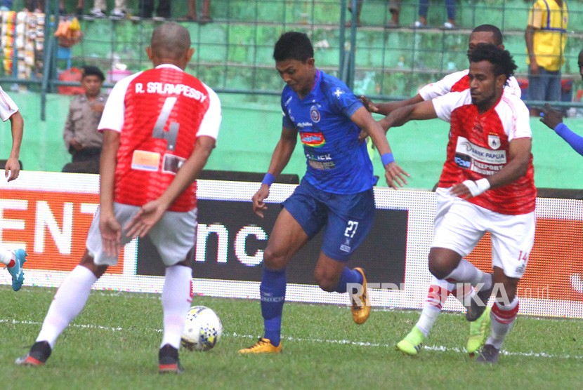 Pesepak bola Arema FC, Dedi Setiawan (dua dari kiri) berusaha melewati hadangan tiga pesepak bola Persipura Jayapura dalam pertandingan Liga I di Stadion Gajayana, Malang, Jawa Timur, Kamis (4/7/2019). 