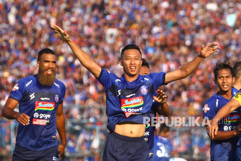 Pesepak bola Arema FC, Dendy Santosa (kanan) melakukan selebrasi usai mencetak gol di gawang Persebaya Surabaya dalam pertandingan Liga I di Stadion Kanjuruhan, Malang, Jawa Timur, Kamis (15/8/2019).