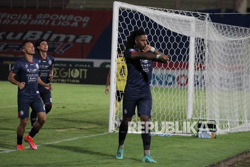 Arema FC lawan Persib melalui gol Dendi di menit ke-18. Ilustrasi Arema FC