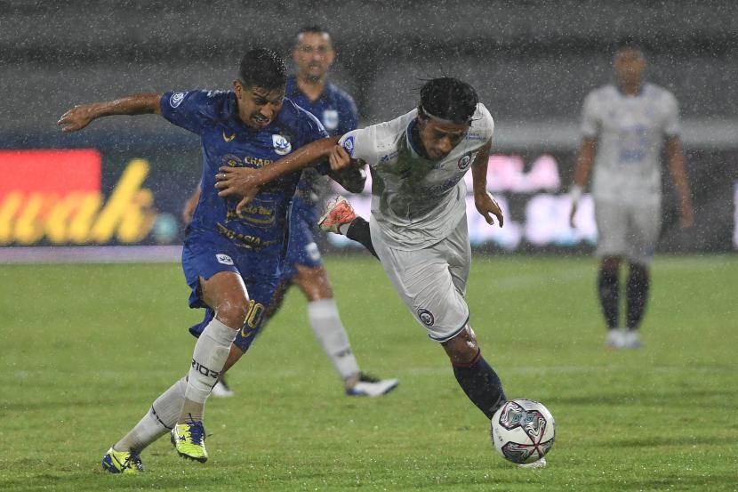 Pesepak bola Arema FC Hanif Sjahbandi (kanan) berebut bola dengan pemain PSIS Semarang Jonathan Cantillana (kiri) dalam pertandingan sepak bola Liga 1 di Stadion I Wayan Dipta, Gianyar, Bali, Senin (17/1/2022).