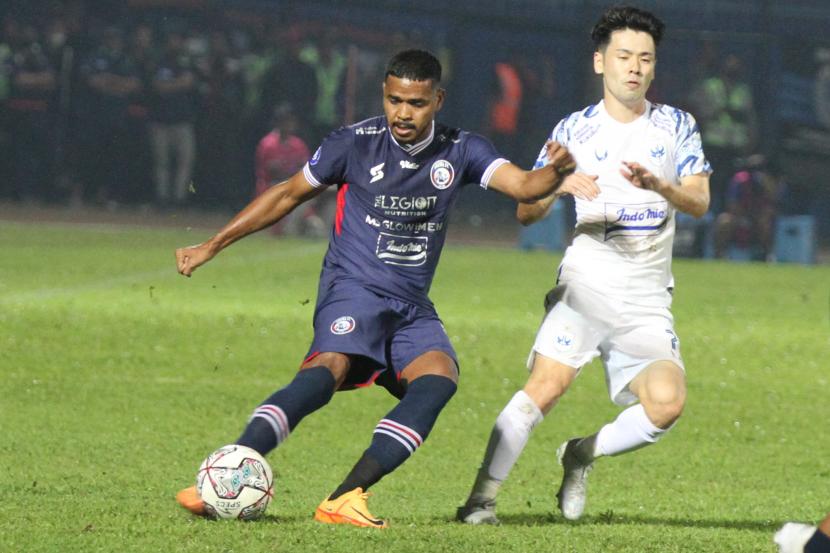 Pesepak bola Arema FC Hasyim Kipuw (kiri) yang musim depan akan membela Barito Putera.