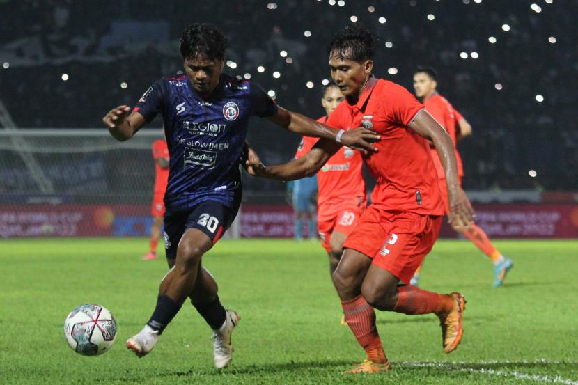 Pesepak bola Arema FC Ilham Udin Armain (kiri) berusaha mempertahankan bola dari hadangan pesepak bola Borneo FC Hendro Siswanto (kanan).
