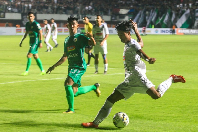 Pesepak bola Arema FC Johan Ahmad (kanan) berebut bola dengan pemain PS Sleman Arsyad Yusgiantoro pada pertandingan Liga 1 2019 di Stadion Maguwoharjo, Sleman, DI Yogyakarta, Rabu (15/5/2019). 