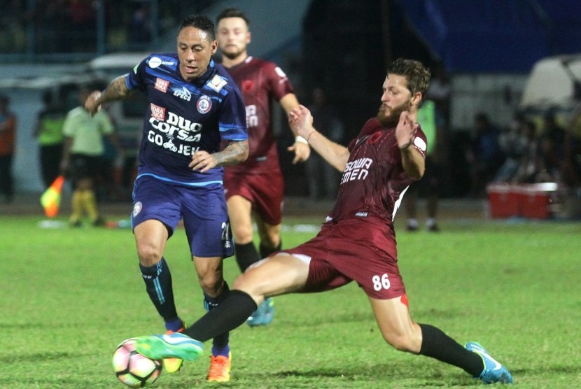 Pesepak bola Arema FC Juan Pablo Pino (kiri) berusaha melewati hadangan pesepak bola PSM Makassar Stevan Renaud Anthony Paulle (kanan) dalam pertandingan Liga I GOJEK-Traveloka di Stadion Kanjuruhan, Malang, Jawa Timur, Rabu (30/8). PSM Makassar unggul atas Arema pada babak pertama dengan skor 3-0.