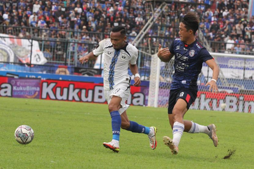 Pesepak bola Arema FC Renshi Yamaguchi (kanan) berusaha mengadang laju pesepak bola PSIS Semarang Oktavianus Fernando (kiri) dalam babak semifinal Piala Presiden Leg Kedua di Stadion Kanjuruhan, Malang, Jawa Timur, Senin (11/7/2022). 