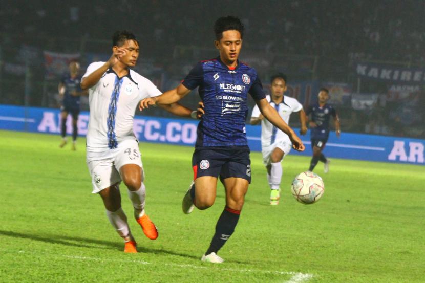 Pesepak bola Arema FC Rizky Dwi (kanan) berusaha melepaskan diri dari adangan pesepak bola PSIS Semarang Eka Febri (kiri) dalam pertandingan Piala Presiden 2022.