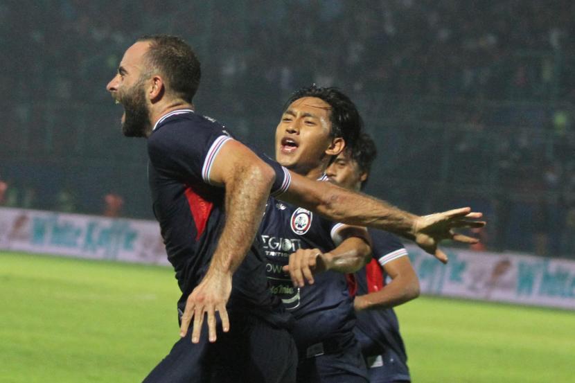 Pesepak bola Arema FC Sergio Silva (kiri) disambut rekan-rekannya usai mencetak gol ke gawang PSIS Semarang dalam pertandingan Kompetisi Liga 1 di Stadion Kanjuruhan, Malang, Jawa Timur, Sabtu (30/7/2022). Arema mengalahkan PSIS dengan skor akhir 2-1. 