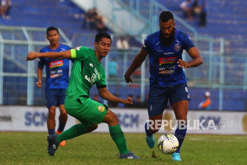 Pesepak bola Arema FC, Sylvano Dominique Comvalius (kanan) berusaha melewati hadangan pesepak bola Bhayangkara FC, Indra Kahfi Adhiyasa (kiri) dalam pertandingan Liga I di Stadion Kanjuruhan, Malang, Jawa Timur, Jumat (26/7/2019).