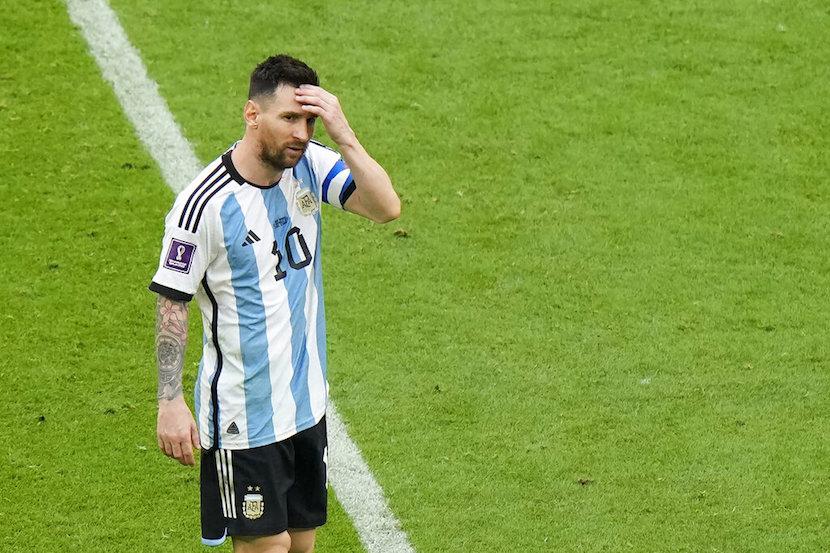  Pesepak bola Argentina Lionel Messi kecewa usai timnya dikalahkan Arab Saudi pada laga perdana Grup C Piala Dunia 2022 di Stadion Lusail, Qatar, Selasa (22/11/2022).