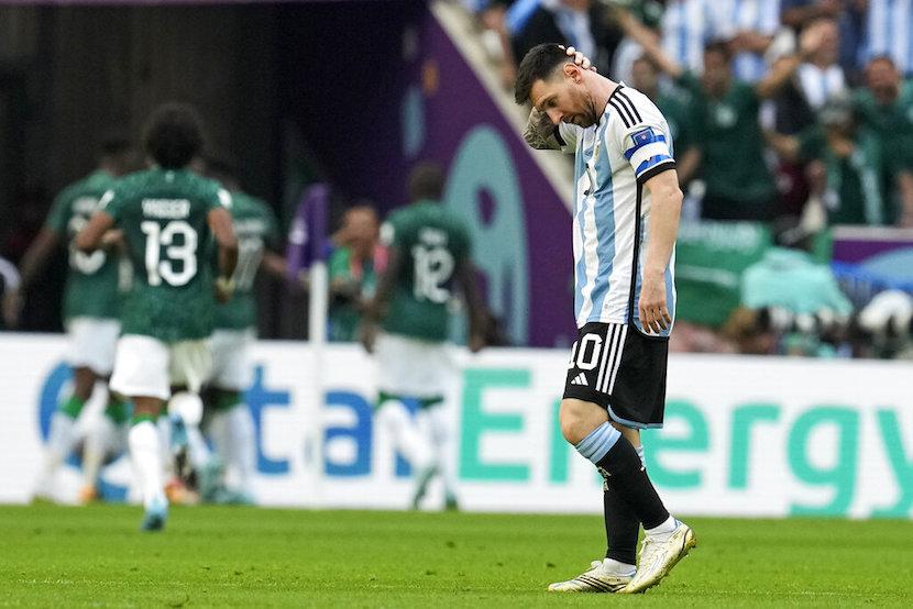  Pesepak bola Argentina Lionel Messi kecewa usai timnya dikalahkan Arab Saudi pada laga perdana Grup C Piala Dunia 2022 di Stadion Lusail, Qatar, Selasa (22/11/2022).