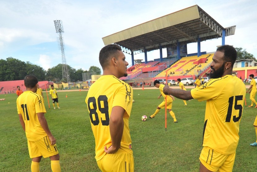 Pesepak bola asal Pantai Gading Didier Zokora (kanan) menjalani latihan perdana bersama Semen Padang FC di Stadion GOR H Agus Salim, Padang, Sumatra Barat, Selasa (25/4). 