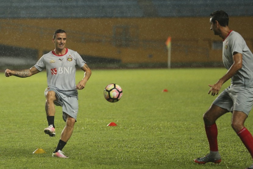 Pesepak bola asal Portugal Paulo Sergio Moriera Goncalves (kiri) menjalani latihan perdana bersama Bhayangkara FC di Stadion Gelora Sriwijaya Jakabaring (GSJ), Jakabaring Sport City (JSC), Palembang, Sumatera Selatan, Selasa (2/5).