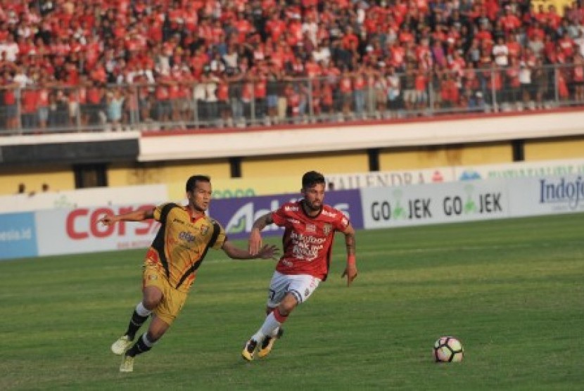 Pesepak bola Bali Stefano Lilipaly (kanan) berebut bola dengan pesepak bola Mitra Kukar, Saiful Ramadan dalam Pertandingan Sepak Bola Liga 1 di Stadion I Wayan Dipta, Gianyar, Bali, Ahad (27/8). Bali United menang atas Mitra Kukar dengan skor 6-1.