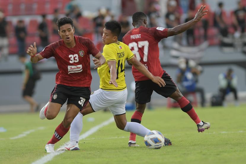 Mantan pesepak bola klub Filipina, Kaya FC Iloilo, asal Jepang Ryo Fujii (tengah) yang akan membela PSIS Semarang.