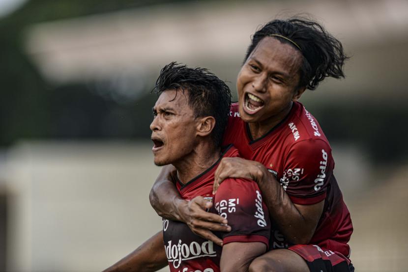 Pesepak bola Bali United FC Pong Babu (kiri) jadi penentu kemenangan timnya saat melumat Persela, Selasa (1/3/2022).