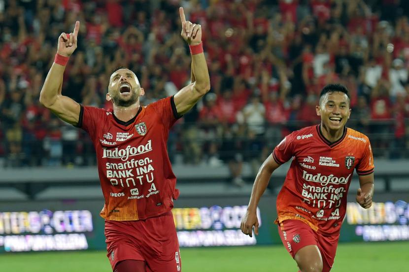 Pesepak bola Bali United Ilija Spasojevic (kiri). Spaso mencetak gol ke gawang Persita. 