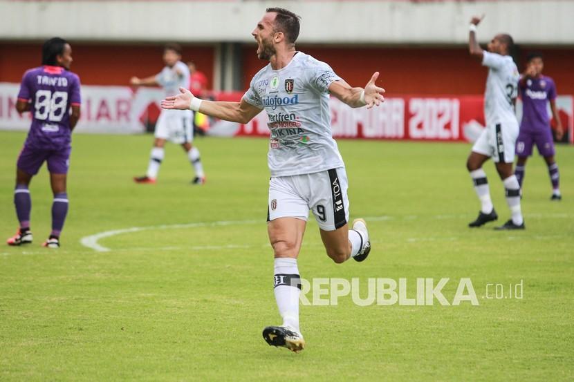 Pesepak bola Bali United Ilija Spasojevic melakukan selebrasi usai mencetak gol ke gawang Persita Tangerang saat pertandingan Piala Menpora 2021, di Stadion Maguwoharjo, Sleman, DI Yogyakarta, Jumat (2/4/2021).