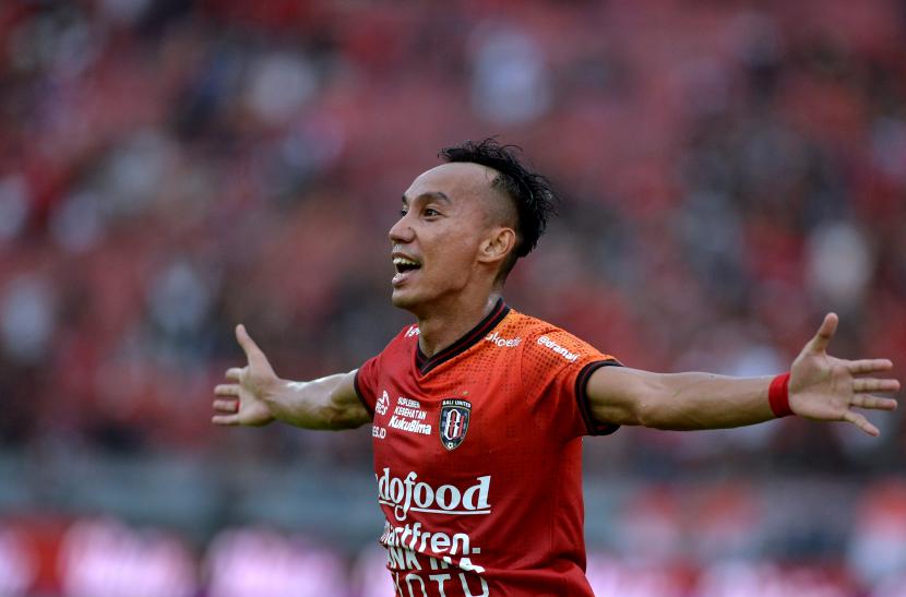 Pesepak bola Bali United Novri Setiawan berselebrasi usai mencetak gol ke gawang Dewa United saat pertandingan Liga 1 di Stadion Kapten I Wayan Dipta, Gianyar, Bali, Sabtu (10/9/2022). Bali United berhasil mengalahkan Dewa United dengan skor 6-0.