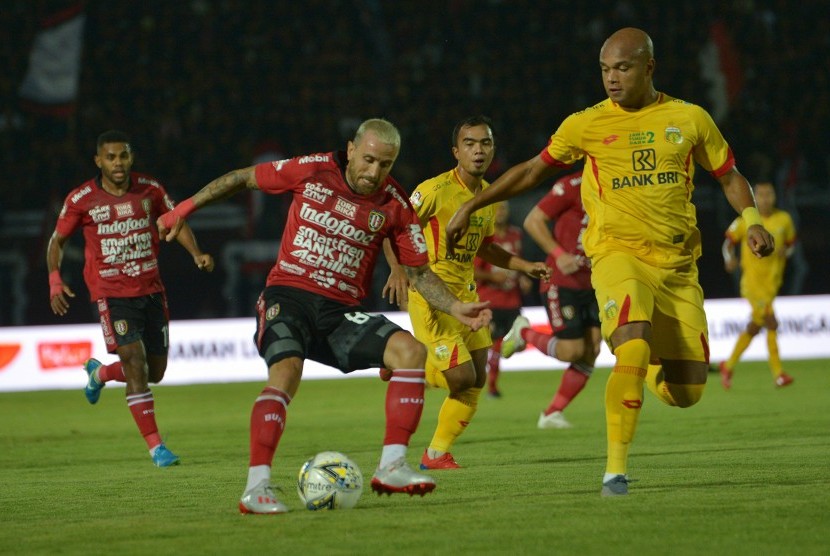 Pesepak bola Bali United, Paulo Sergio (kedua kiri), berupaya melewati pesepak bola Bhayangkara FC, Anderson Aparecido Salles dalam pertandingan Sepak Bola Liga 1 2019 di Stadion I Wayan Dipta, Gianyar, Bali, Selasa (21/5). 