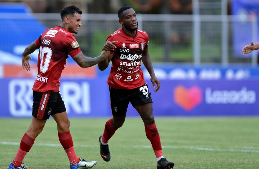 Pesepak bola Bali United Privat Mbarga (kanan) berselebrasi bersama rekannya Stefano Lilipaly (kiri) usai mencetak gol ke gawang Borneo FC saat pertandingan Liga 1 di Stadion I Gusti Ngurah Rai, Denpasar, Bali, Sabtu (29/1/2022). Bali United mengalahkan Borneo FC dengan skor 2-1.