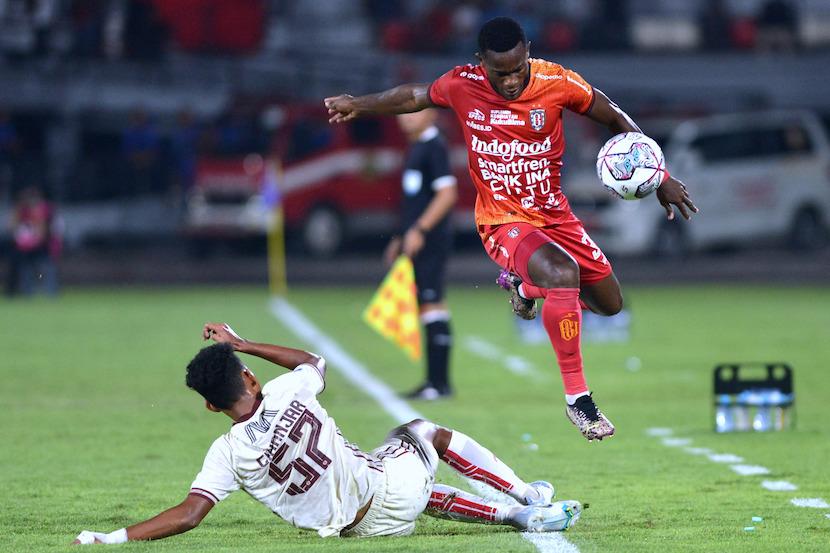 Pesepak bola Bali United Privat Mbarga (kanan) dihadang pesepak bola Persija Jakarta Ginanjar Wahyu (kiri) saat pertandingan Liga 1 di Stadion Kapten I Wayan Dipta, Gianyar, Bali, Sabtu (23/7/2022). Bali United mengalahkan Persija Jakarta dengan skor 1-0.