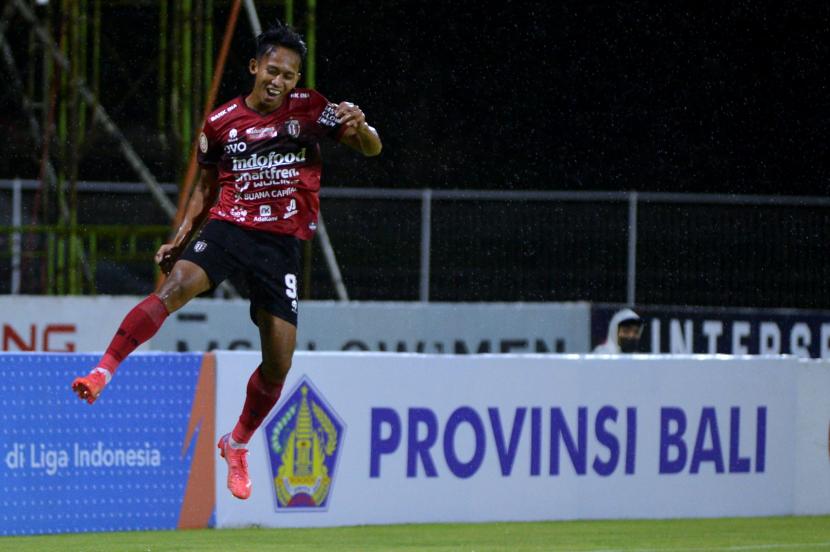 Pesepak bola Bali United Rahmat berselebrasi usai mencetak gol ke gawang Persita Tangerang saat pertandingan Liga 1 di Stadion I Gusti Ngurah Rai, Denpasar, Bali, Senin (17/1/2022). Bali United mendapatkan Sertifikat Lisensi Klub dari AFC. 