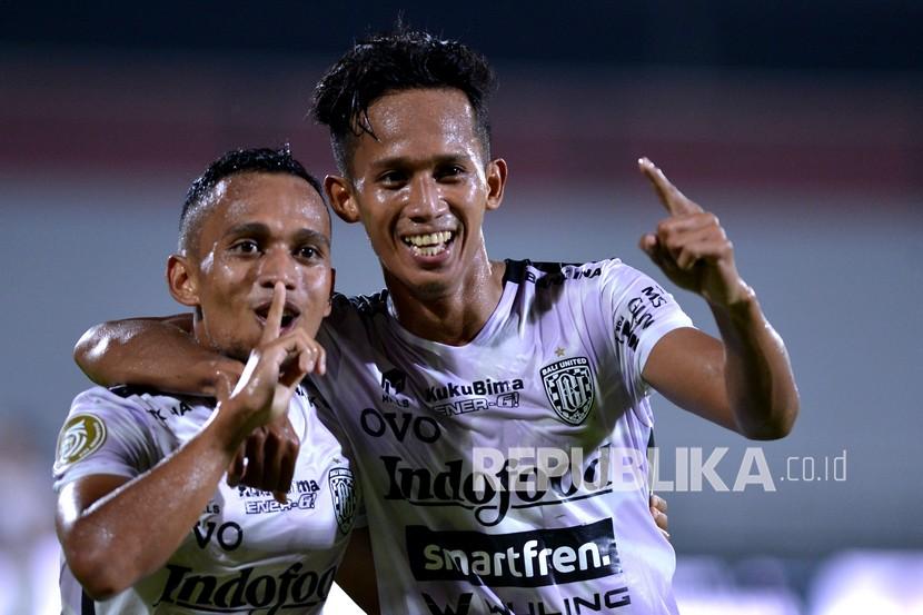 Pesepak bola Bali United Rahmat (kanan) berselebrasi bersama rekan setimnya Irfan Jaya (kiri) usai mencetak gol ke gawang Persik Kediri saat pertandingan Liga 1 di Stadion Kapten I Wayan Dipta, Gianyar, Bali, Kamis (31/3/2022).