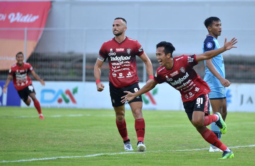 Pesepak bola Bali United Rahmat (kedua kanan) berselebrasi usai mencetak gol ke gawang Persela Lamongan saat pertandingan Liga 1 di Stadion Kompyang Sujana, Denpasar, Bali, Selasa (1/3/2022). Bali United berhasil mengalahkan Persela Lamongan dengan skor 2-1.