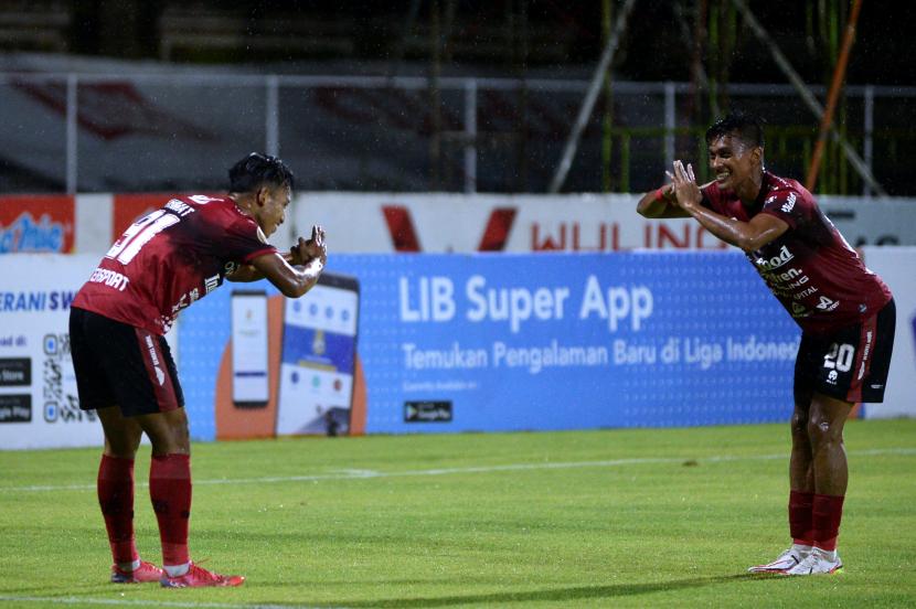 Pesepak bola Bali United Rahmat (kiri) berselebrasi dengan rekannya Lerby Eliandry (kanan) usai mencetak gol ke gawang Persita Tangerang saat pertandingan Liga 1 di Stadion I Gusti Ngurah Rai, Denpasar, Bali, Senin (17/1/2022). Bali United kalahkan Persita Tangerang dengan skor 2-0.