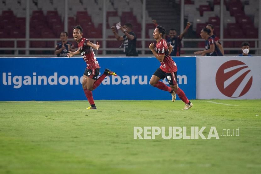 Pesepak bola Bali United Rahmat (kiri) berselebrasi usai mencetak gol ke gawang Persik Kediri dalam laga pembuka Liga 1 2021/2022 di Stadion Utama Gelora Bung Karno (SUGBK), Senayan, Jakarta, Jumat (27/8/2021). Bali United menang dengan skor 1-0 dari gol yang dicetak Rahmat.