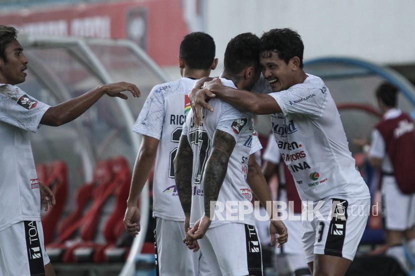 Pesepak bola Bali United Rizky Ahmad Sanjaya Pellu (kanan) melakukan selebrasi usai mencetak gol melawan Persiraja Banda Aceh saat pertandingan Piala Menpora di Stadion Maguwoharjo, Sleman, DI Yogyakarta, Senin (29/3/2021). 