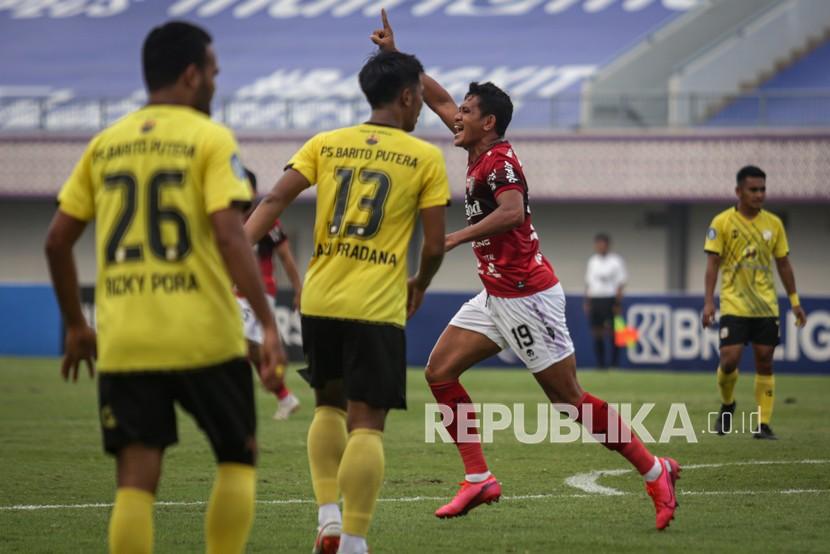 Pesepak bola Bali United Rizky Pellu (ketiga kiri) melakukan selebrasi usai mencetak gol ke gawang Barito Putera pada lanjutan Liga 1 2021-2022 di Stadion Indomilk Arena, Tangerang, Banten, Sabtu (11/9/2021). Bali United berhasil menang tipis atas Barito Putera dengan skor 2-1. 