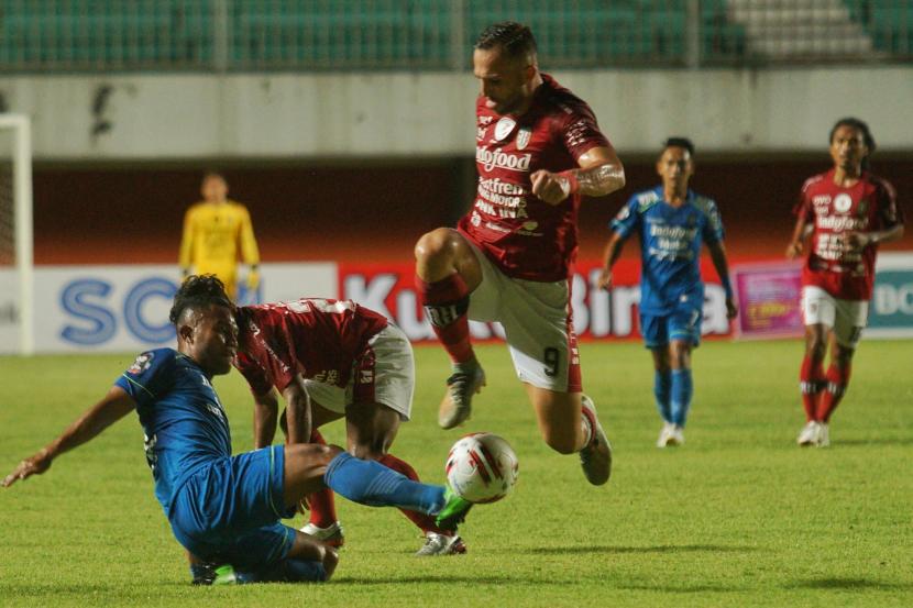 Pesepak bola Bali United Spasojevix (ketiga kiri) berebut bola dengan pesepak bola Persib Bandung A.Idrus (kiri) saat pertandingan Piala Menpora di Stadion Maguwoharjo, Sleman, D.I Yogyakarta, Rabu (24/3/2021)